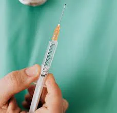 Séance de mésothérapie réalisée dans des conditions d'asepsie